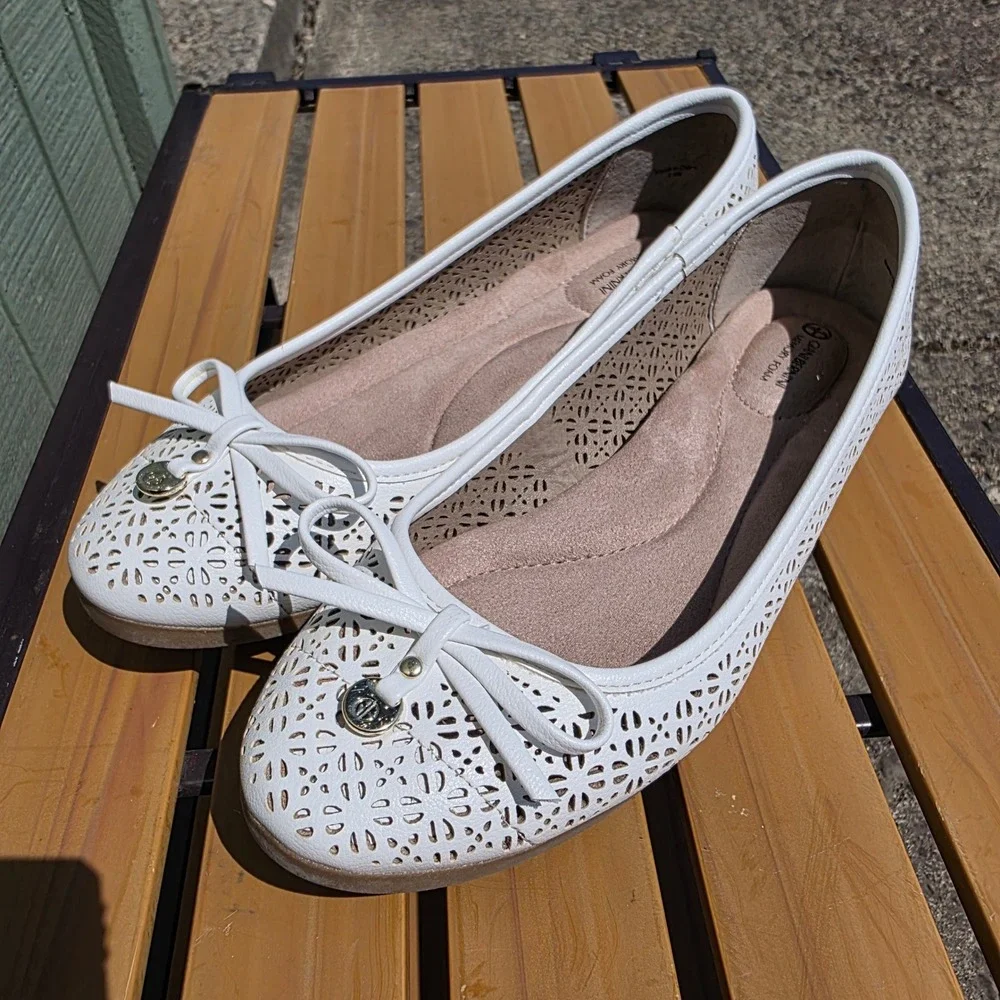 Giani Bernini White Laser Cut Bow Ballet Flats Womens 7.5M EXCELLENT